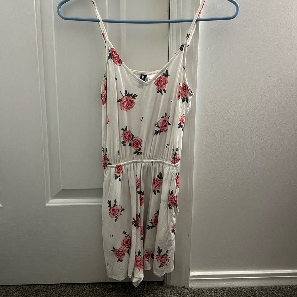 flower romper and has pockets!!